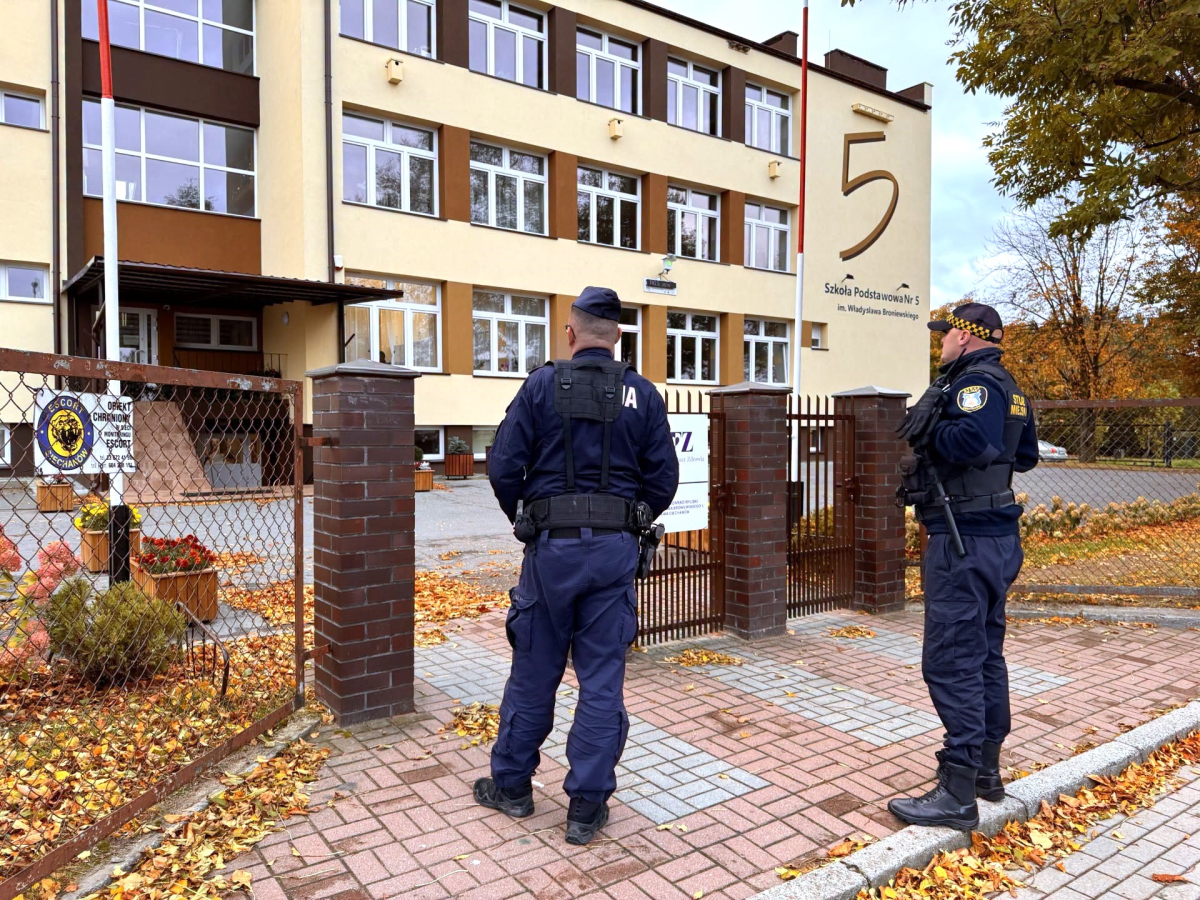 Szkoły podstawowe w Ciechanowie pracują normalnie. Wzmocnione patrole w rejonie placówek